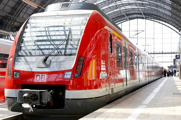 Außenansicht der S-Bahn ET 430 im Frankfurter Hauptbahnhof