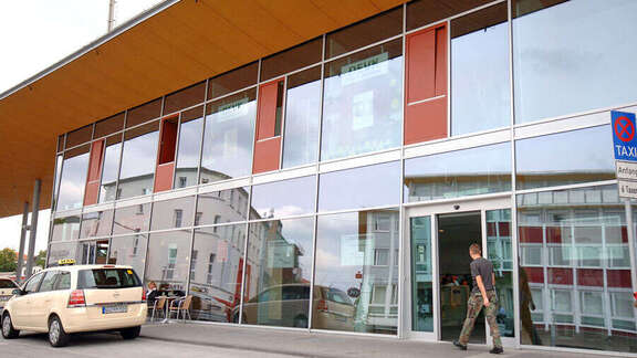 Vergrößerte Ansicht: Außenansicht der MobilitätsZentrale, große Glasfront
