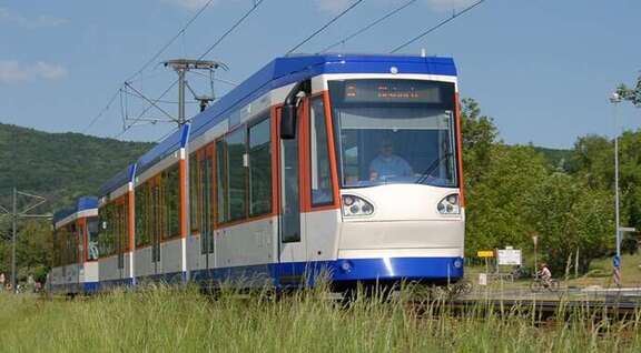Blau-weiß-rote Straßenbahn