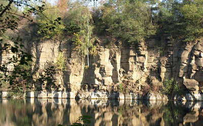 Vergrößerte Ansicht: Basaltwand an einem See in den ehemaligen Steinbrüchen bei Mühlheim-Dietesheim