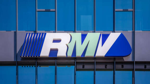 RMV-Logo an einer Glasfassade.
