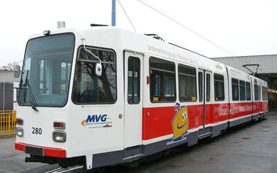 Vergrößerte Ansicht: Weiße Mainzer Hochflurstraßenbahn