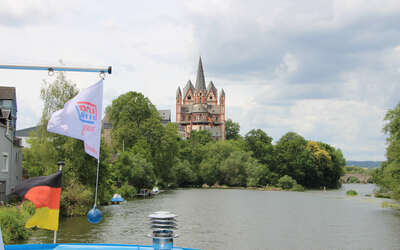 Blick vom heck des Schiffes mit Flaggen auf den Dom