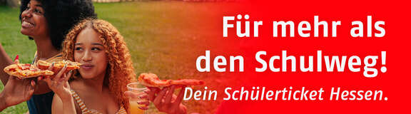 Zwei junge Frauen sitzen auf einer Wiese, lachen und genießen Pizza. Daneben steht der Schriftzug: „Für mehr als den Schulweg! Dein Schülerticket Hessen.“