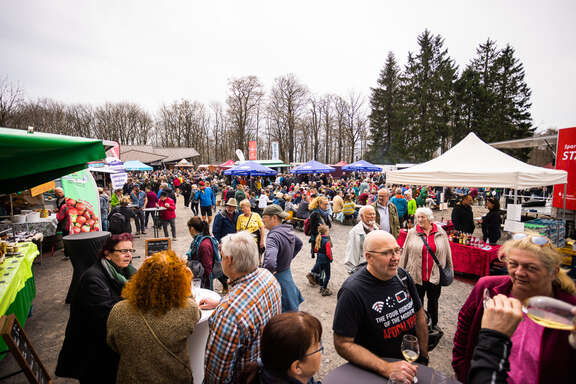 Blick auf die Besucher des Vulkanfestes