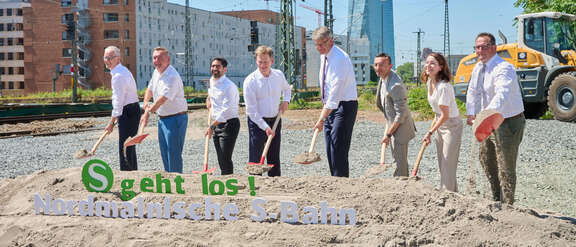 Politiker und Vertreter der Deutschen Bahn und des RMV beim Spatenstich.
