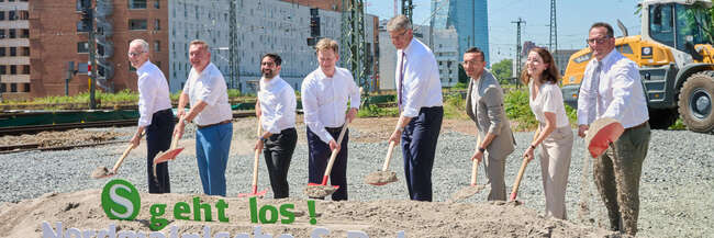 Politiker und Vertreter der Deutschen Bahn und des RMV beim Spatenstich.