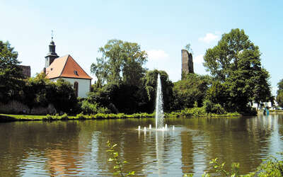 Vergrößerte Ansicht: Weiher mit Burgruine und Burgkirche in Dreieich-Dreieichenhain