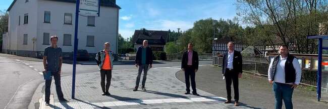 Vertreter der am Umbau beteiligten Institutionen und Firmen vor einer barrierefreien Haltestellen