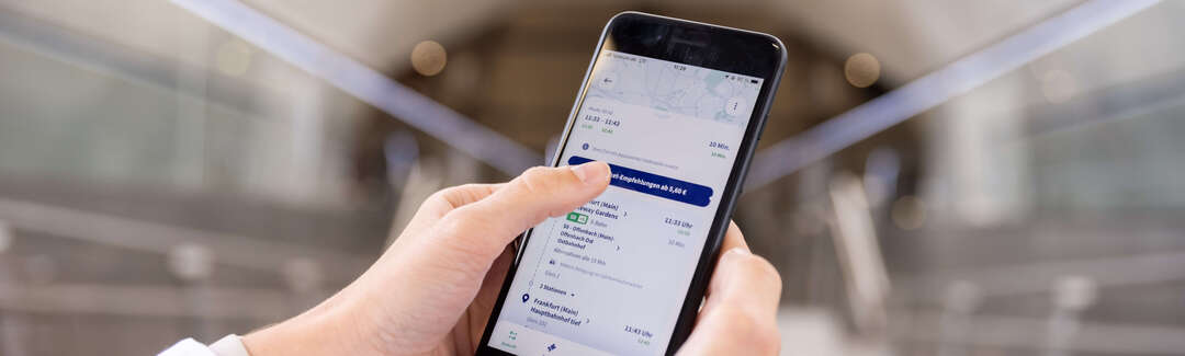 Hände halten Handy in einem Tunnel