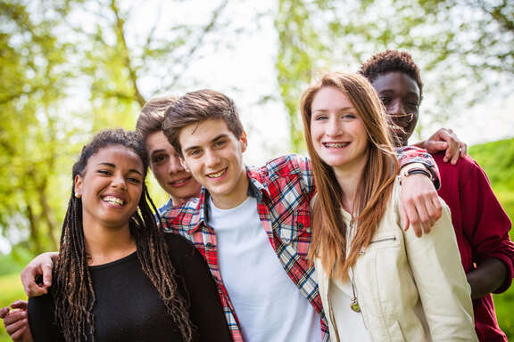 5 Jugendliche im Park