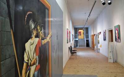 Museumsgang mit Bildern an den Wänden.