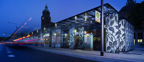 MobilitätsInfo am Hauptbahnhof in Wiesbaden bei Nacht