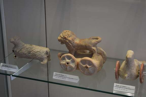 Kleiner Löwe aus Ton auf Rädern zum hinterherziehen