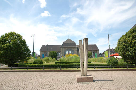 Ein Kunstobjekt steht vor einem historischen Gebäude.