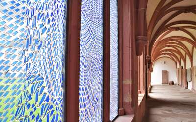 Überdachter Gewölbengang, blaues Mosaikfenster aus Glas