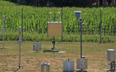 Vergrößerte Ansicht: Messgeräte auf einem eingezäunten Feld angeordnet