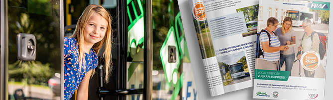 Mädchen steigt aus dem Vogelsberger Vulkan-Express aus, daneben ist die Broschüre abgebildet