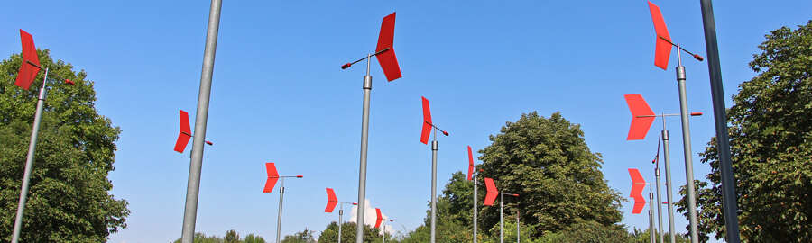 Feld mit roten Windfahnen auf langen Masten