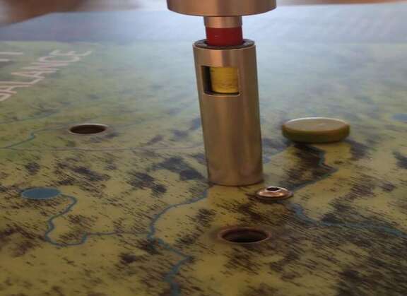 Metallstab mit gelbem Teilstück steht auf einer Platte