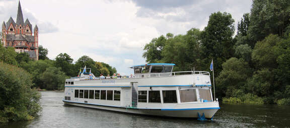 Ausflugsschiff nähert sich Anleger, Dom im Hintergrund