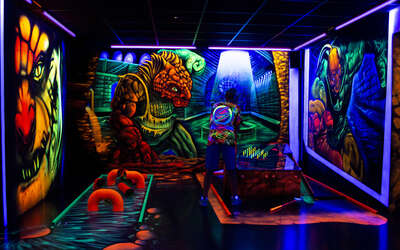 Vergrößerte Ansicht: Kleiner bunter Raum mit großen neonfarbenden Motiven an den Wänden