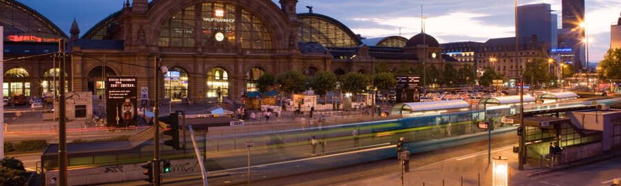Frankfurt Hauptbahnhof - Straßenansicht