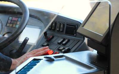 Blick in die Busfahrer-Kabine mit Geldwechselmaschine im Vordergrund