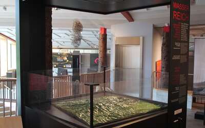 Drei-D-Modell einer Landschaft, hinter Glas