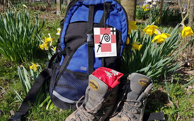 Vergrößerte Ansicht: Nahaufnahme, Wanderutensilien auf einer Wiese