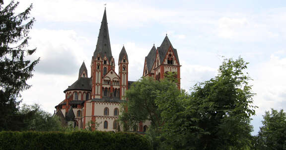 Blick vom Schiff auf die sieben Türme des Doms