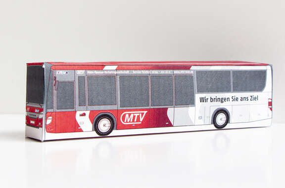 MTV-Faltbus aus Papier Ein zusammengefalteter MTV-Bus aus Papier