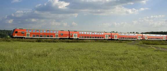 Vergrößerte Ansicht: Doppelstockzug fährt durch die Natur
