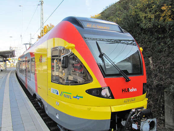 Flirt Main-Lahn-Sieg (HLB) Vergrößerte Ansicht: Vorderansicht eines Zuges mit gelb-roter Front