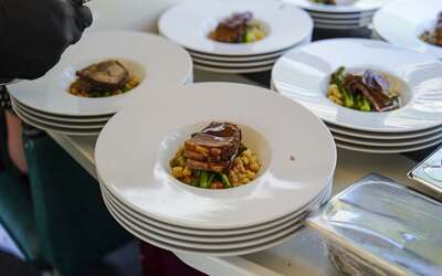 Teller mit Essen liegen nebeinander und oben rechts ein schwarzer Handschuh