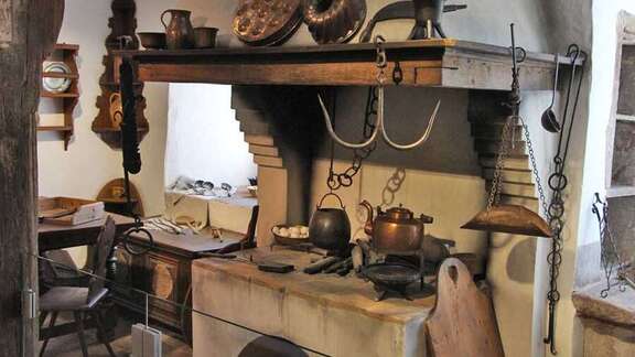 Brüder Grimm-Haus Küche Vergrößerte Ansicht: Küche mit gemauertem Herd, Kamin und Kupfergeschirr