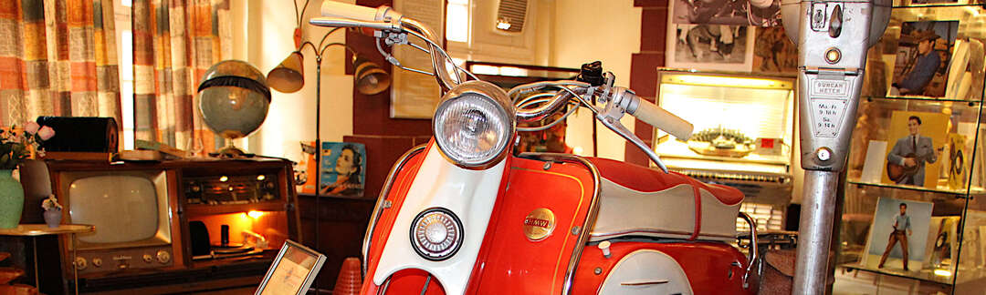 Rot-weißer Motorroller im Eingangsraum