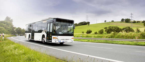 Bus in einer Landschaft