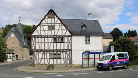 RufBus an der Haltestelle Elkerhausen Ortsmitte RufBus Fahrzeug an einer Haltestelle
