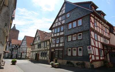 Vergrößerte Ansicht: Fachwerk-Häuser in einer kleinen Straße zum Teil verschindelt