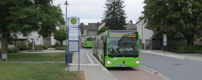 Bus der Linie LM-12 an der Haltestelle Obertiefenbach Steinbacher Straße
