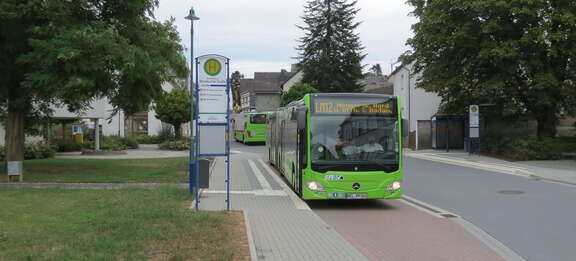 Bus der Linie LM-12 an der Haltestelle Obertiefenbach Steinbacher Straße