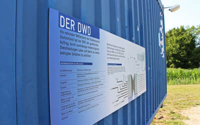Vergrößerte Ansicht: Schild an einem Container mit Überschrift: Der DWD