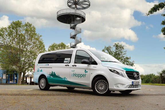 Hopper-Fahrzeug steht vor dem Aussichtsturm am Wingertsberg in Dietzenbach