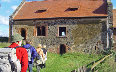 Vergrößerte Ansicht: Besucher vor einem Haus