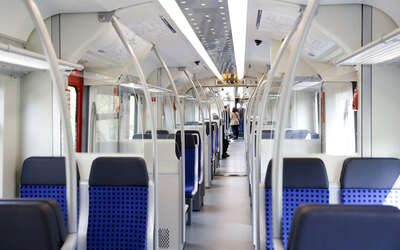 Vergrößerte Ansicht: Innenansicht mit blauen 4-er Sitzen