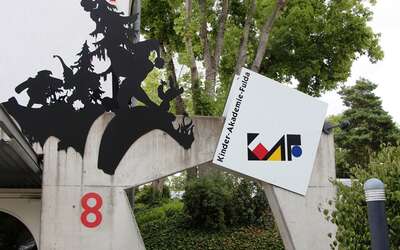 Vergrößerte Ansicht: Schild mit Aufschrift und Logo: Kinder Akademie Fulda