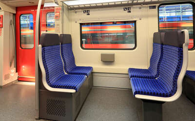 Vergrößerte Ansicht: 4-er Sitzplätze der S-Bahn 