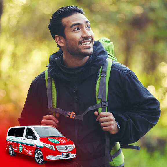 Teaserbild zu Colibri in Eppstein: Es ist ein junger Erwachsener zu sehen, der einen Rucksack trägt. Das Colibri-Fahrzeug ist unten links im Bild abgebildet.