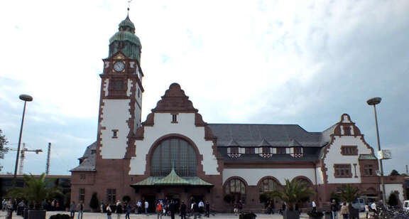Vergrößerte Ansicht: Bahnhofsgebäude Außenansicht und Vorplatz